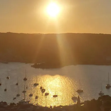 Authentic Stone House 비스