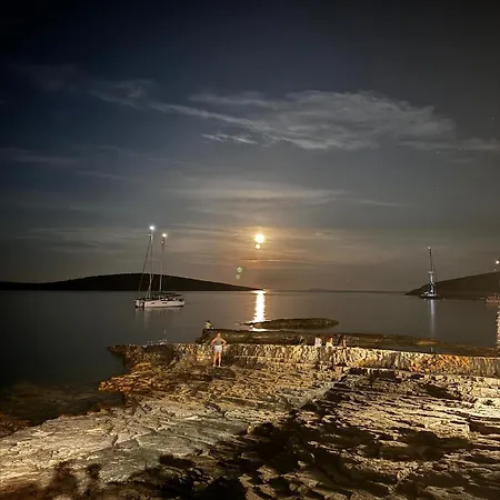 Authentic Stone House 비스