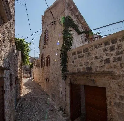 Authentic Stone House Vis