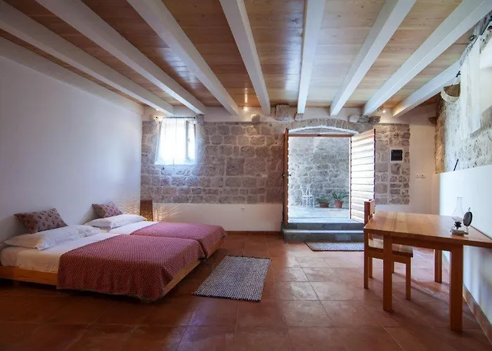 Authentic Stone House ヴィス